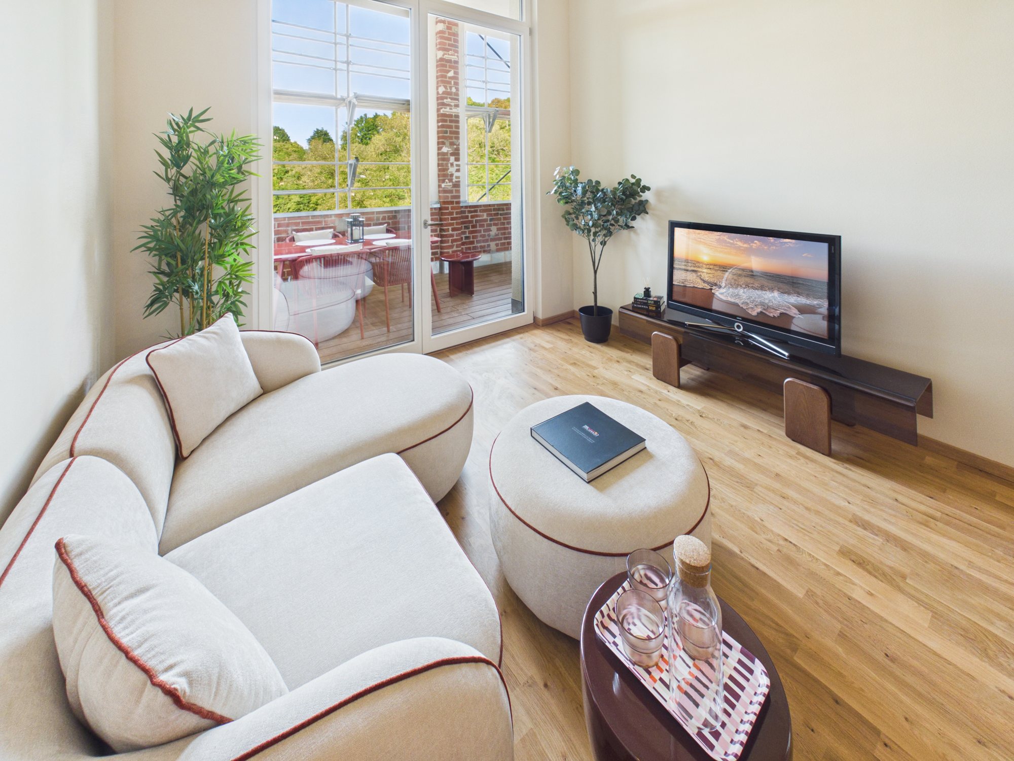 COTTON LOFTS: Living room facing the loggia
