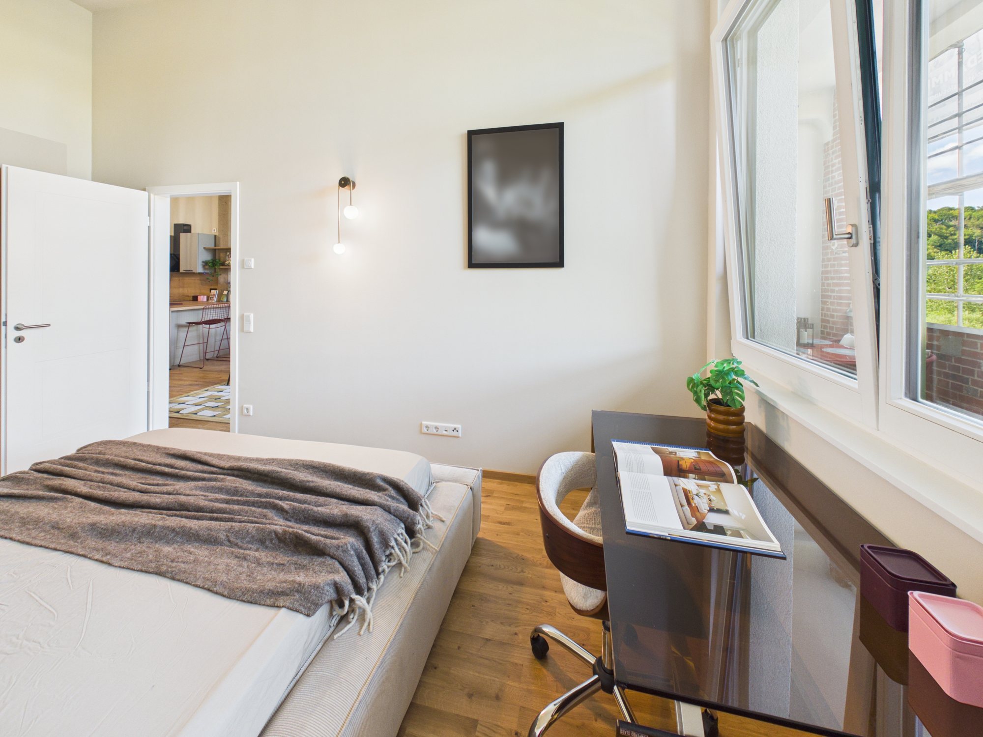 COTTON LOFTS: Bedroom with workspace