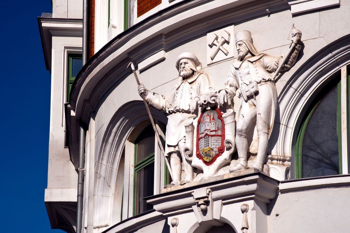Bergmannsfiguren an einer Fassade in Freiberg