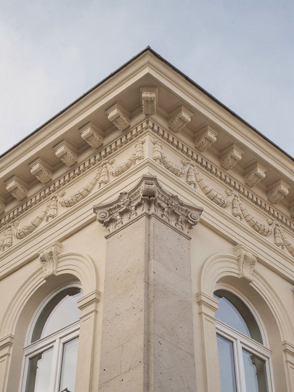 Gesims und Rundbogenfenster eines Gründerzeithauses